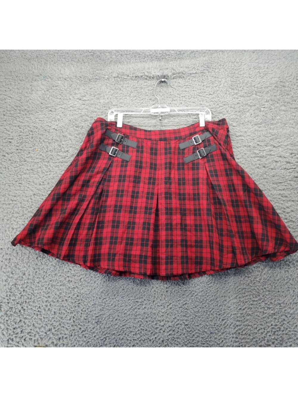 Hot Topic Skirt Womens Size 1X Red Plaid Pleated Buckle Detail Gothic Style *NWT